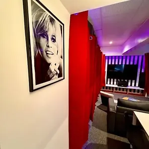 Experience Cinema Immersif Dans Renove Pres De Montmartre Appartement